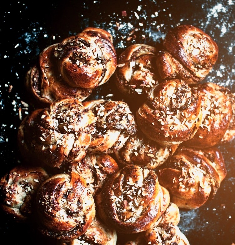 Something warm for the weekend.Hazelnut, Apple & Chocolate Buns via Green Kitchen Stories.
