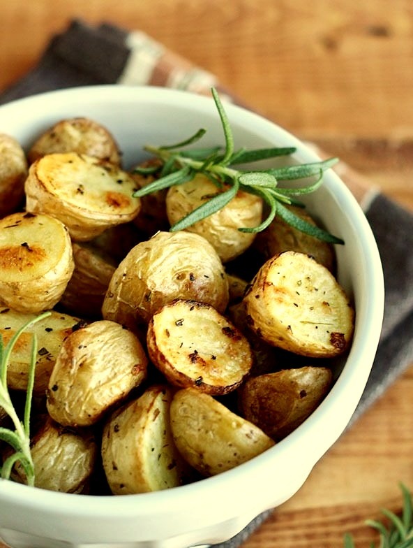 Simple Herb Roasted Potatoes (Gluten free, Soy free & Nut free) via ilovevegan.com